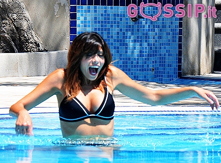 Emanuela Tittocchia si butta in piscina - Foto e Gossip