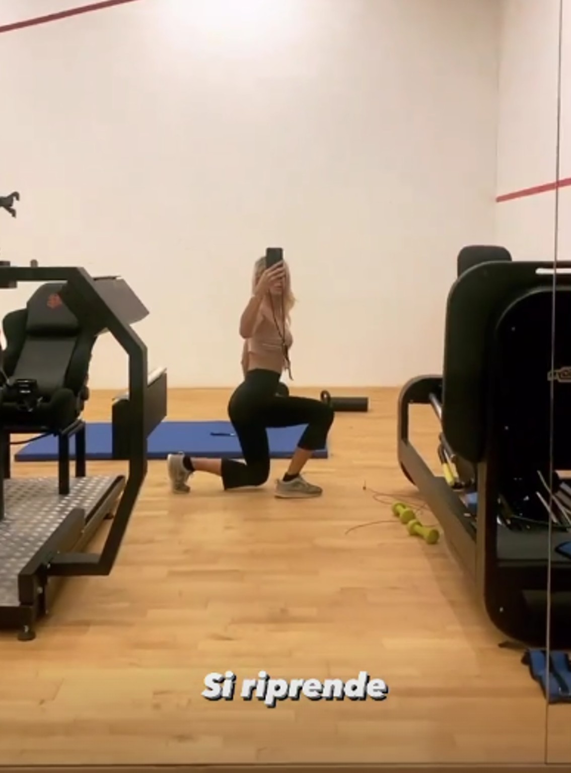 Ilary Blasi vill behålla tonade muskler och en vältränad kropp: efter semestern tränar han på det privata gymmet hemma.  bild